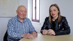 Jos� Torreiro, en el punto de atenci�n de Santa Cristina, con Mila Oreiro, de la Asociaci�n P�rkinson Galicia-A Coru�a
