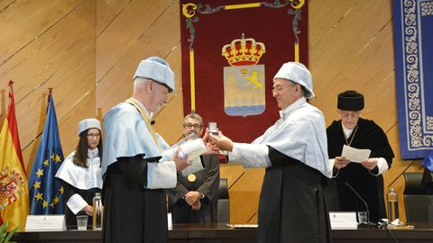 El profesor Xos� Manuel Cid entrega el anillo a Ant�nio N�voa.