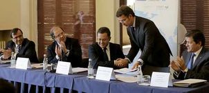 El presidente de la regi�n Centro de Portugal, Pedro Saraiva; el de Castilla y Le�n, Juan Vicente Herrera; el del Norte de Portugal, Em�dio Gomes; el de la Xunta, Alberto N��ez Feijoo, y el de Asturias, Javier Fern�ndez, durante la firma del memorando ayer en Oporto.