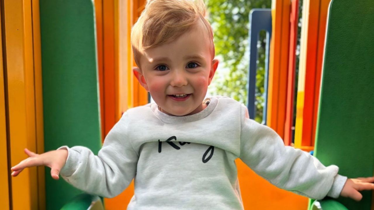 El niño de Asturias que con 2 años es el único caso en España de esta enfermedad ultrarrara: «No sabemos cómo le va a afectar»