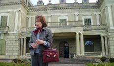 Una de las herederas del Palacio Jard�n, detr�s. 