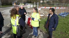 La conselleira de Infraestruturas en funciones y el alcalde, ayer, durante la visita a las obras.