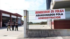 Dos bomberos de Carballo y uno derivado de As Pontes, ayer, en el parque de Carballo