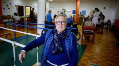 Juan Jos� L�pez, director de la residencia de p�blica de Campolongo, en Pontevedra, donde viven un centenar de mayores. En la imagen, algunos de ellos al fondo haciendo gimnasia. 