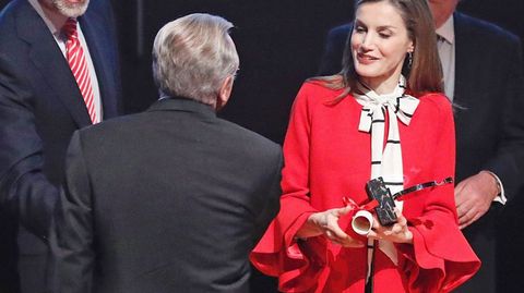 La reina Letizia eligi� para un acto de la Marca Espa�a un look en el que destacaba un abrigo de Zara. 