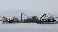Las embarcaciones auxiliares de la acuicultura, como estos tres bateeiros de la r�a de Arousa, no reciben compensaciones p�blicas por la subida del gasoil.