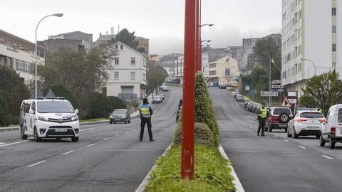 Control de carretera de Guardia Civil y Polica Local, para entrar y salid del puente de As Pas, en Fene