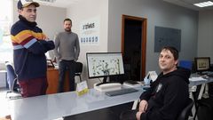 Los tres socios de la empresa Triwus desarrollan una aplicaci�n que sincroniza las compras �on-line� y las f�sicas.