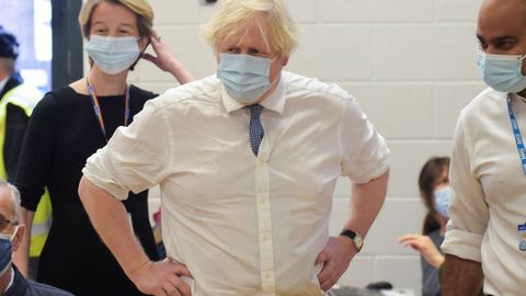 Boris Johnson, durante una visita este lunes a una cl�nica de vacunaci�n contra el covid-19 en Londres. 