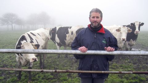 Jos� Pereda, con vacas frisonas que a�n conserva en su explotaci�n