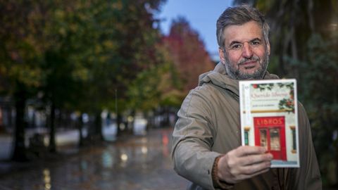 Jos� Luis Romero muestra su segundo libro, una emotiva historia de amor.