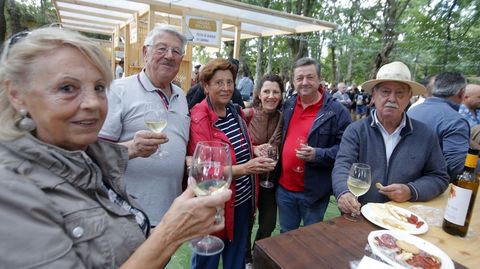 Asistentes a la quinta Festa da Vendima da Ribeira Sacra, este domingo en uno de los puestos de las bodegas