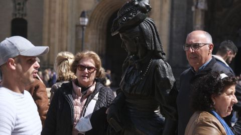 Turistas junto a la estatua de La Regenta, en la plaza de la Catedral de Oviedo