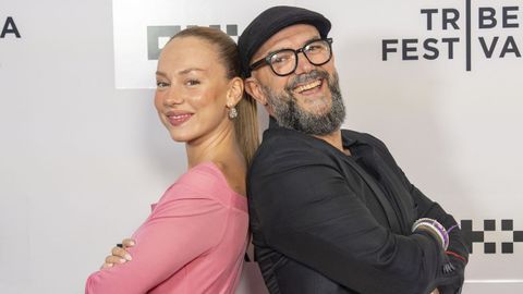 Ester Exp&oacute;sito y el director Hugo Ruiz