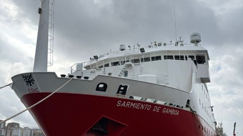 Buque Sarmiento de Gamboa momentos antes de zarpar del puerto de Vigo