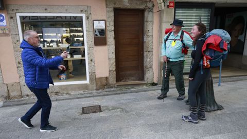 Isidoro Valerio sac�ndoles fotos a unos turistas junto a Capuchoncito. 