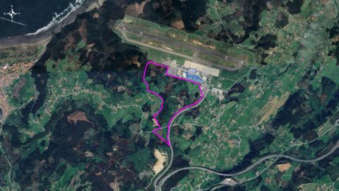 En rosa, la delimitación del Parque Logístico Aeropuerto de Asturias (PLAA)