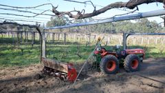 El tractor y la fresa con los que la mujer estaba trabajando cuando sufri� el accidente