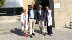 Luis Le�n, segundo por la izquierda, en su visita a Cee. 