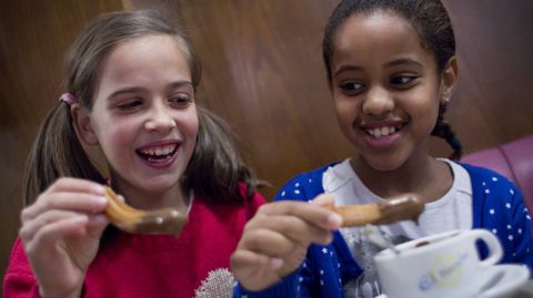 Dos ni�as tomando churros en El Timon