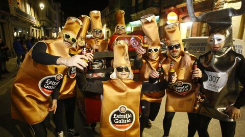 Foto de archivo de participantes en un desfile de carnaval en Vegadeo
