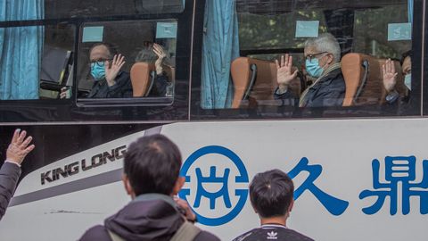 Los investigadores saludan desde el autobs durante en el primero y nico viaje a Wuhan
