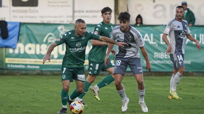 Los jugadores del Arenteiro ante el Racing de Ferrol