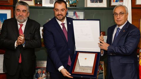 Adri�n Barb�n recoge la Placa Ol�mpica al M�rito Deportivo que el COE concede al Gobierno de Asturias a propuesta de la Federaci�n Espa�ola de Pirag�ismo