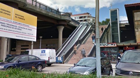 La escalera mec�nica entre la losa (avenida Pr�ncipe de Asturias) y la avenida de Santander, con la frecuente valla de prohibido el paso por aver�a