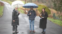 La concejala nacionalista Pura Ferre�o, el alcalde, Francisco Quintela, y la diputada de Plans Provinciais e Asistencia a Concellos de la Administraci�n provincial, Cristina Garc�a Rey, durante una visita a Coir�s para supervisar distintas actuaciones financiadas con cargo al POS.