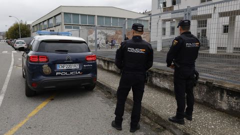 La Polica Nacional previene trapicheos de droga y absentismo en las entradasy salidas de los dos institutos de Viveiro