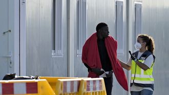 Uno de los 61 migrantes que lleg� este s�bado en cayuco al puerto de La Restinga, en la isla de El Hierro