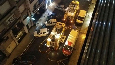Bomberos en el incendio de Pola de Siero