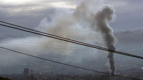 Columna de humo negro del incendio de Pumarín visible desde todo Oviedo.Columna de humo negro del incendio de Pumarín visible desde todo Oviedo