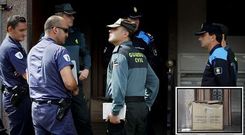 Miembros de las fuerzas del orden, en el lugar donde fue encontrado el beb�. Sobreimpresionada, la caja donde estaba.