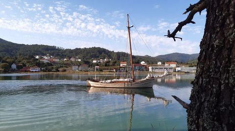 El gale&oacute;n Abelleira fondeado en la r&iacute;a de Muros-Noia