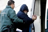 <span lang= es-es >Red extensa</span>. Naves de Vigo, Ourense y Doz�n en las que almacenaban y procesaban el alcohol llegado de Portugal. De los seis detenidos en Galicia, solo Carlos M. permanece en prisi�n. 