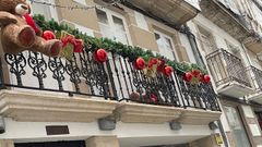 Imagen de la fachada de una de las zapater�as de Albo donde los v�ndalos da�aron la decoraci�n navide�a y robaron peluches