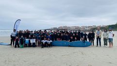 Uno de los grupos que particip� en �Aprende a trav�s do surfing� en Cai�n