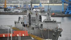 El �Pati�o�, aprovision�ndose en la base naval de A Gra�a. 