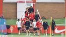 Plantilla del Sporting saltan al csped de Mare en un entrenamiento de temporada. Imagen Real Sporting