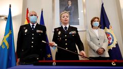 La comisaria principal Luisa Mar�a Benvenuty Cabral (c) toma posesi�n del cargo de jefa superior de Polic�a de Asturias en un acto presidido, este mi�rcoles, por la delegada del Gobierno Delia Losa (d) y al que asisti� el jefe de polic�a de Cantabria H�ctor Moreno (i). 