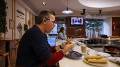Dos personas�desayunando esta ma�ana en�un bar de Madrid,�mientras el presidente anunciaba las elecciones anticipadas.