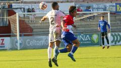 Allo lucha un baln areo con Pereira en el encuentro contra el Arousa de la primera vuelta.