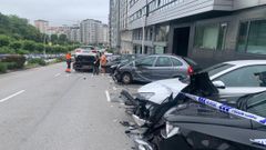 Embiste a cinco coches aparcados e intenta darse a la fuga