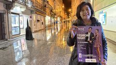 Beln Prez, posando con el cartel de la Fashion Night de Ferrol.