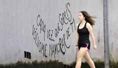 El amor, en forma de frases de pura poes�a, salpica en primavera las calles de Lal�n.