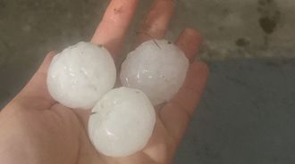 El granizo que cay en Dumbra en la madrugada de este mircoles tena el tamao de pelotas de golf.