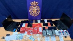 El detenido le intervinieron un total de 29 tel�fonos, 56 tarjetas de prepago, 3.520 euros en efectivo, dos ordenadores port�tiles y dos discos duros