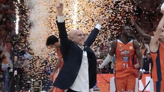 Carles Marco celebra el ascenso del Leyma Coru�a en el Coliseum